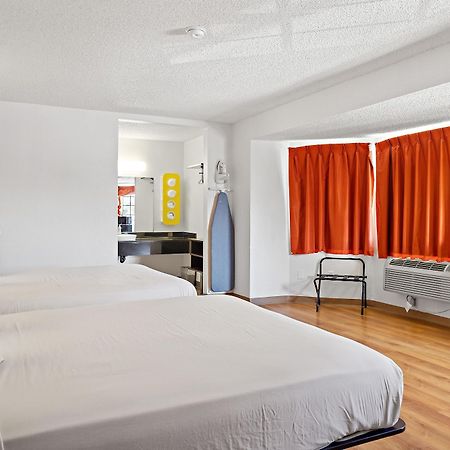 Motel 6-Carlsbad, Ca - Village Bagian luar foto