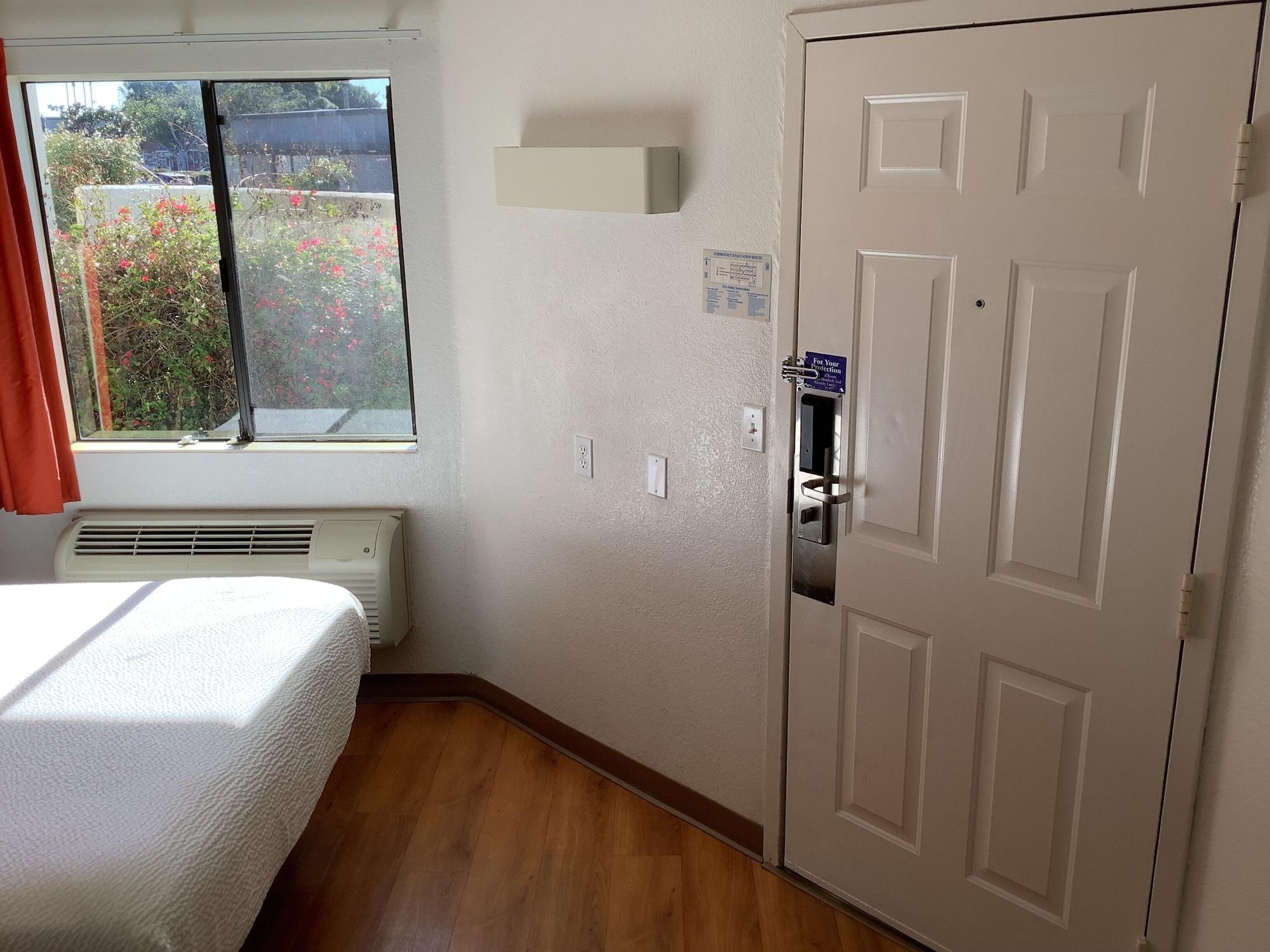 Motel 6-Carlsbad, Ca - Village Bagian luar foto
