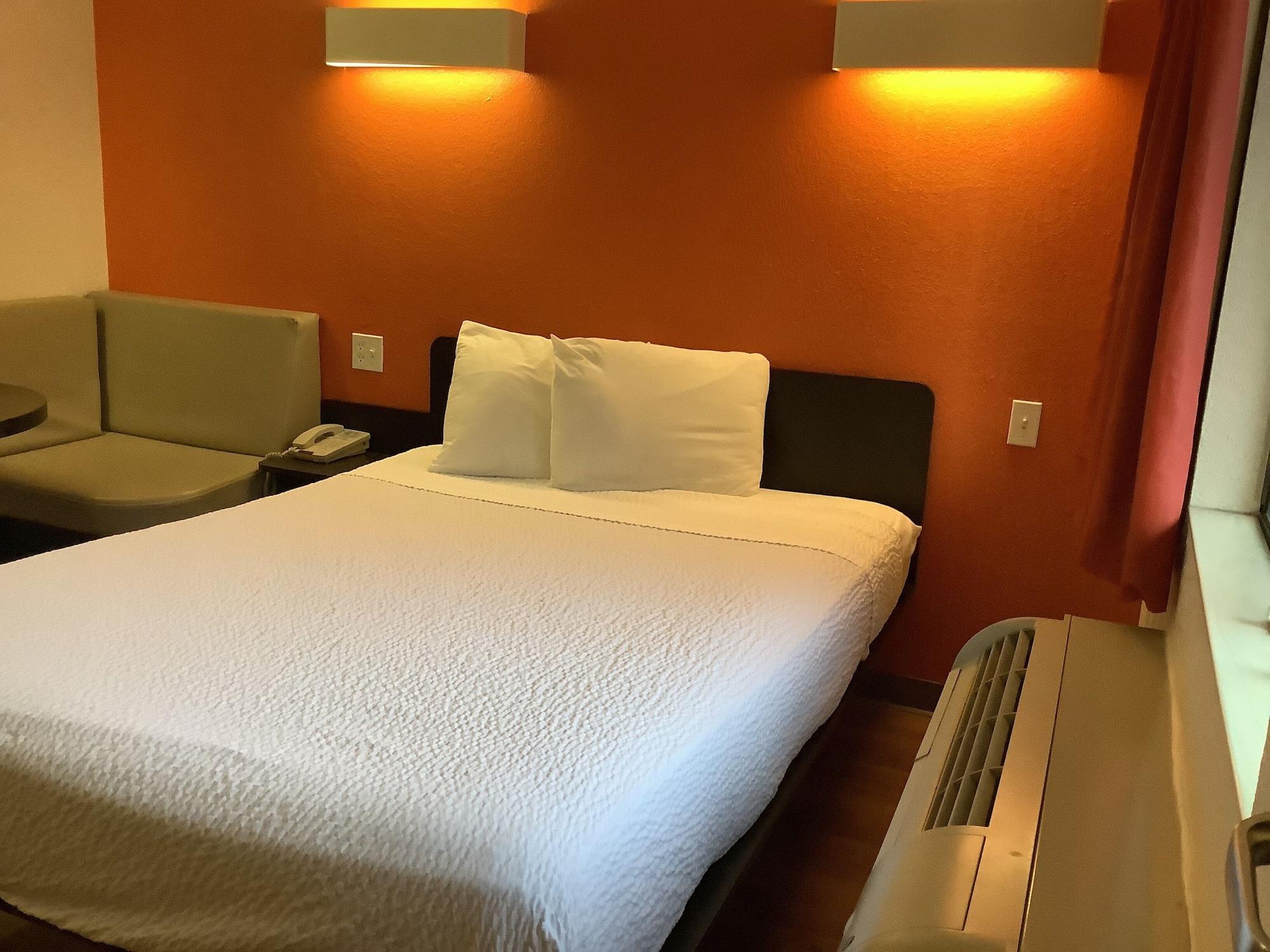 Motel 6-Carlsbad, Ca - Village Bagian luar foto
