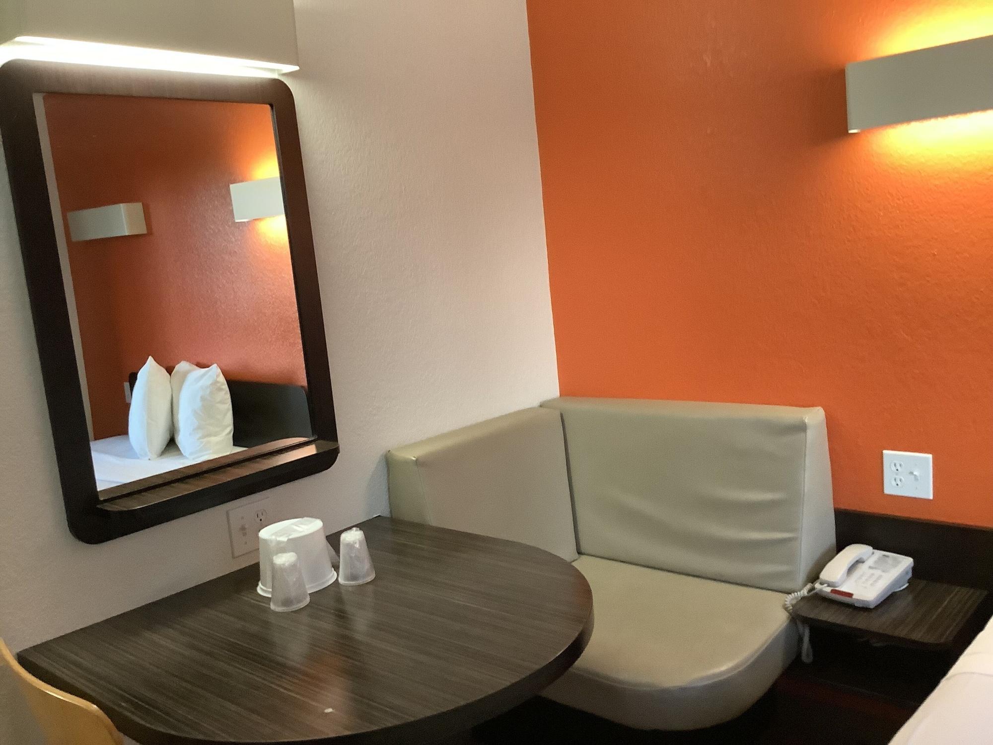 Motel 6-Carlsbad, Ca - Village Bagian luar foto