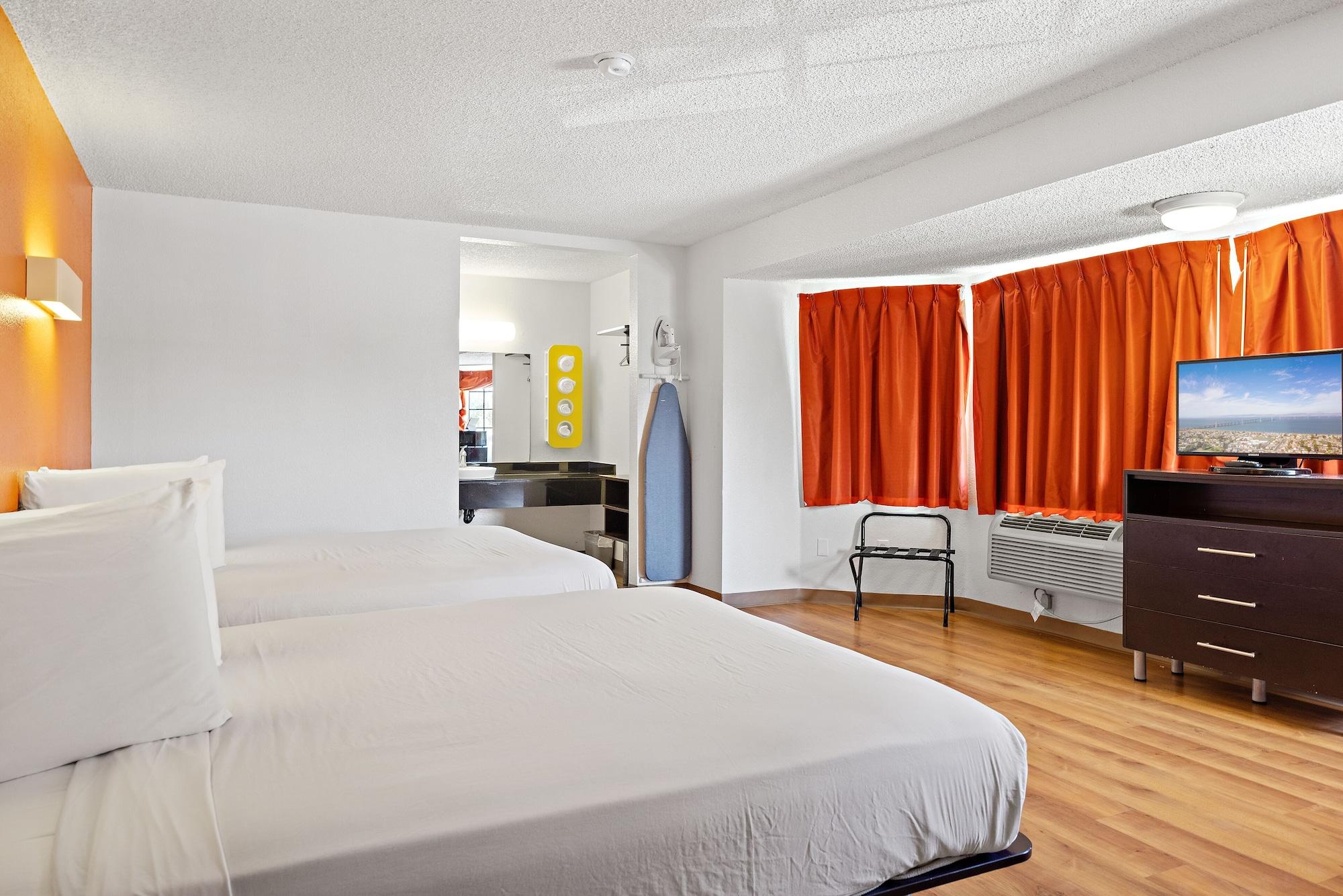 Motel 6-Carlsbad, Ca - Village Bagian luar foto