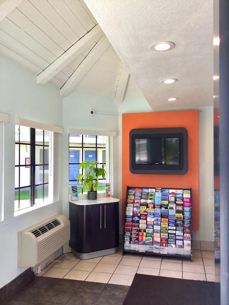 Motel 6-Carlsbad, Ca - Village Bagian luar foto