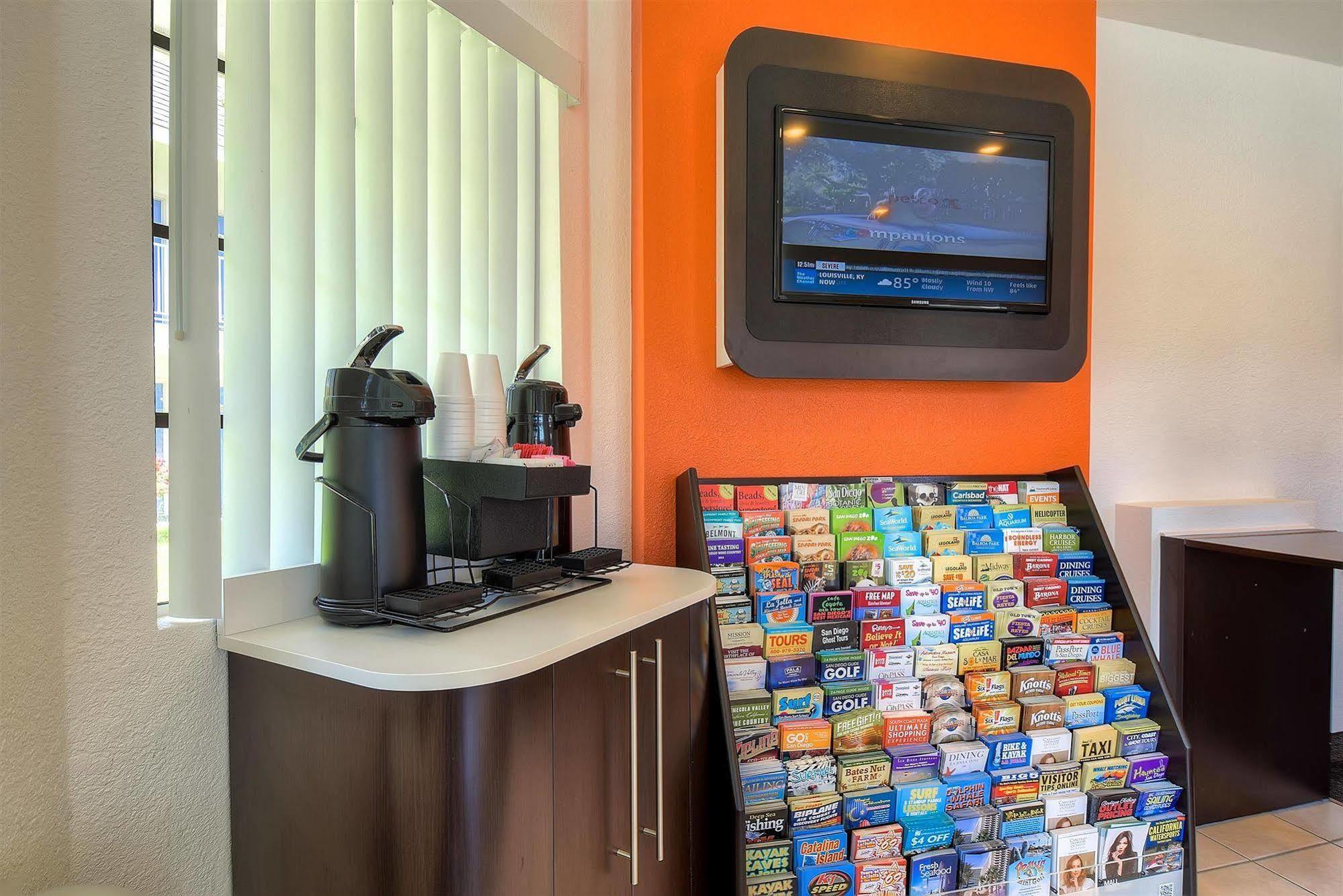 Motel 6-Carlsbad, Ca - Village Bagian luar foto