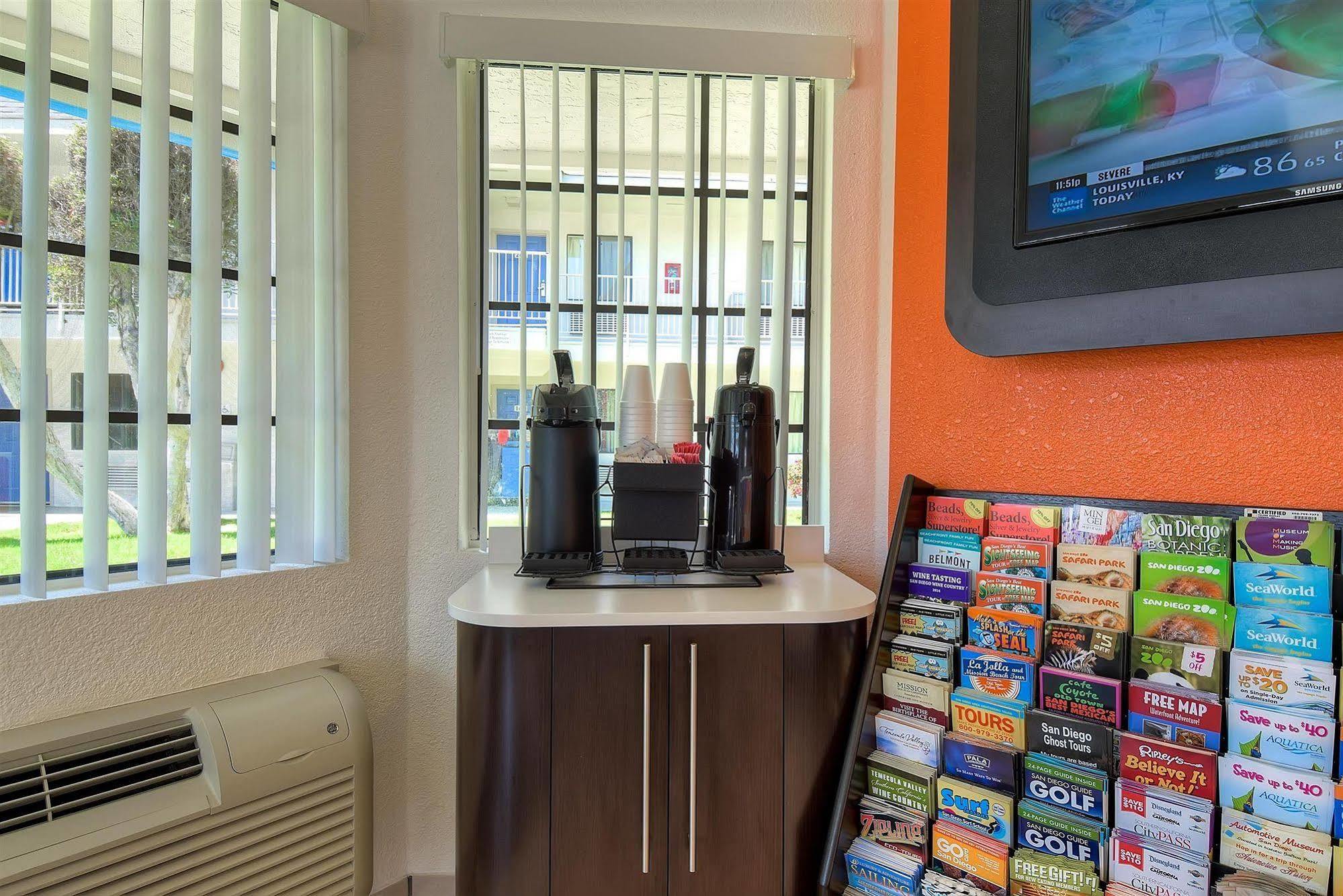 Motel 6-Carlsbad, Ca - Village Bagian luar foto