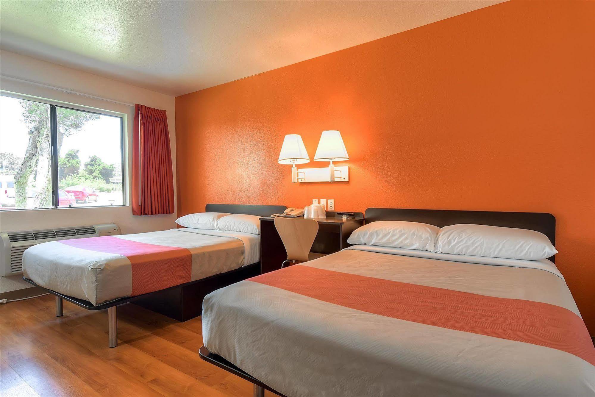Motel 6-Carlsbad, Ca - Village Bagian luar foto