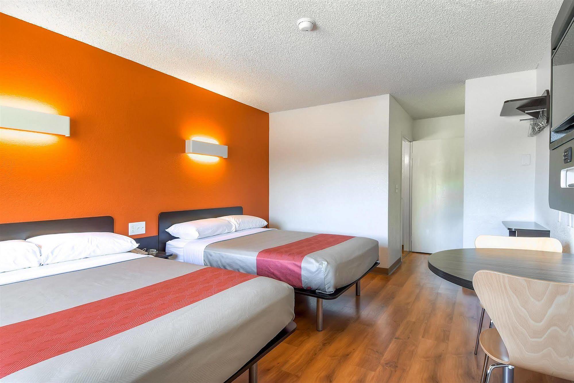 Motel 6-Carlsbad, Ca - Village Bagian luar foto