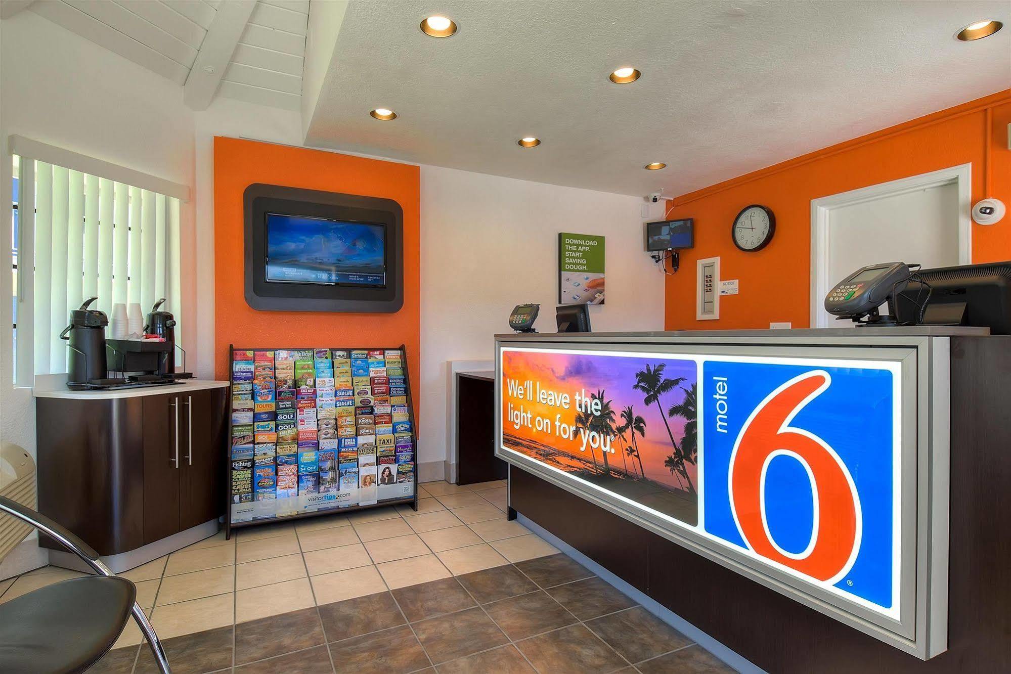 Motel 6-Carlsbad, Ca - Village Bagian luar foto