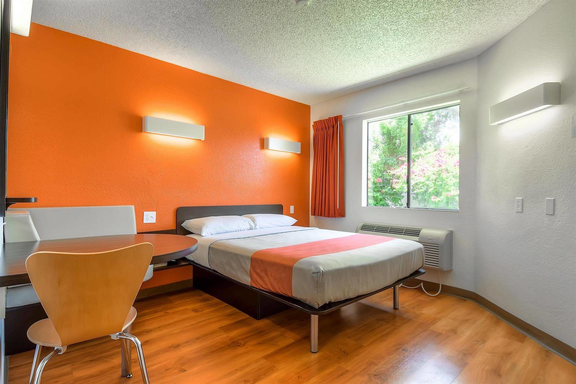 Motel 6-Carlsbad, Ca - Village Bagian luar foto