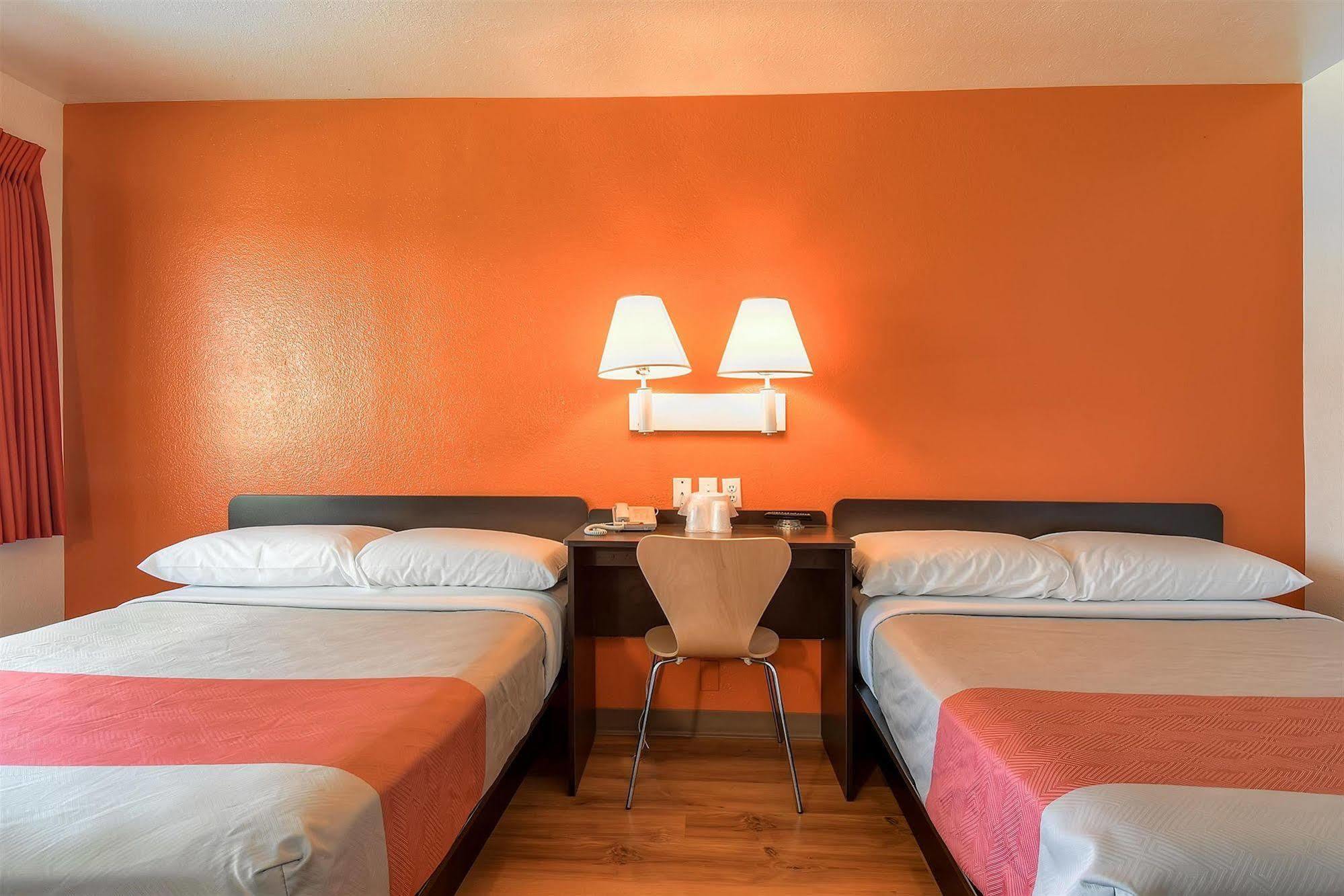 Motel 6-Carlsbad, Ca - Village Bagian luar foto