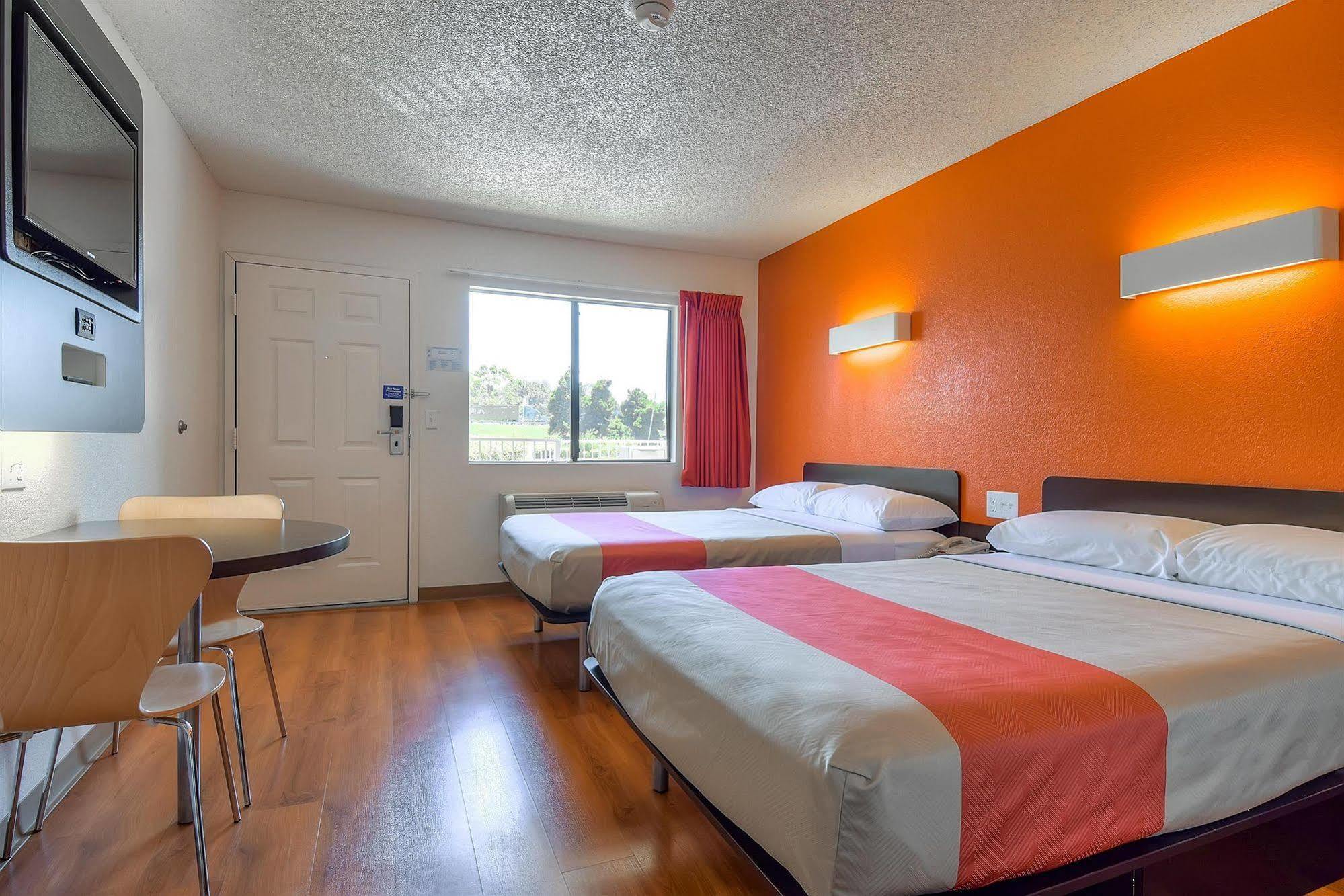 Motel 6-Carlsbad, Ca - Village Bagian luar foto