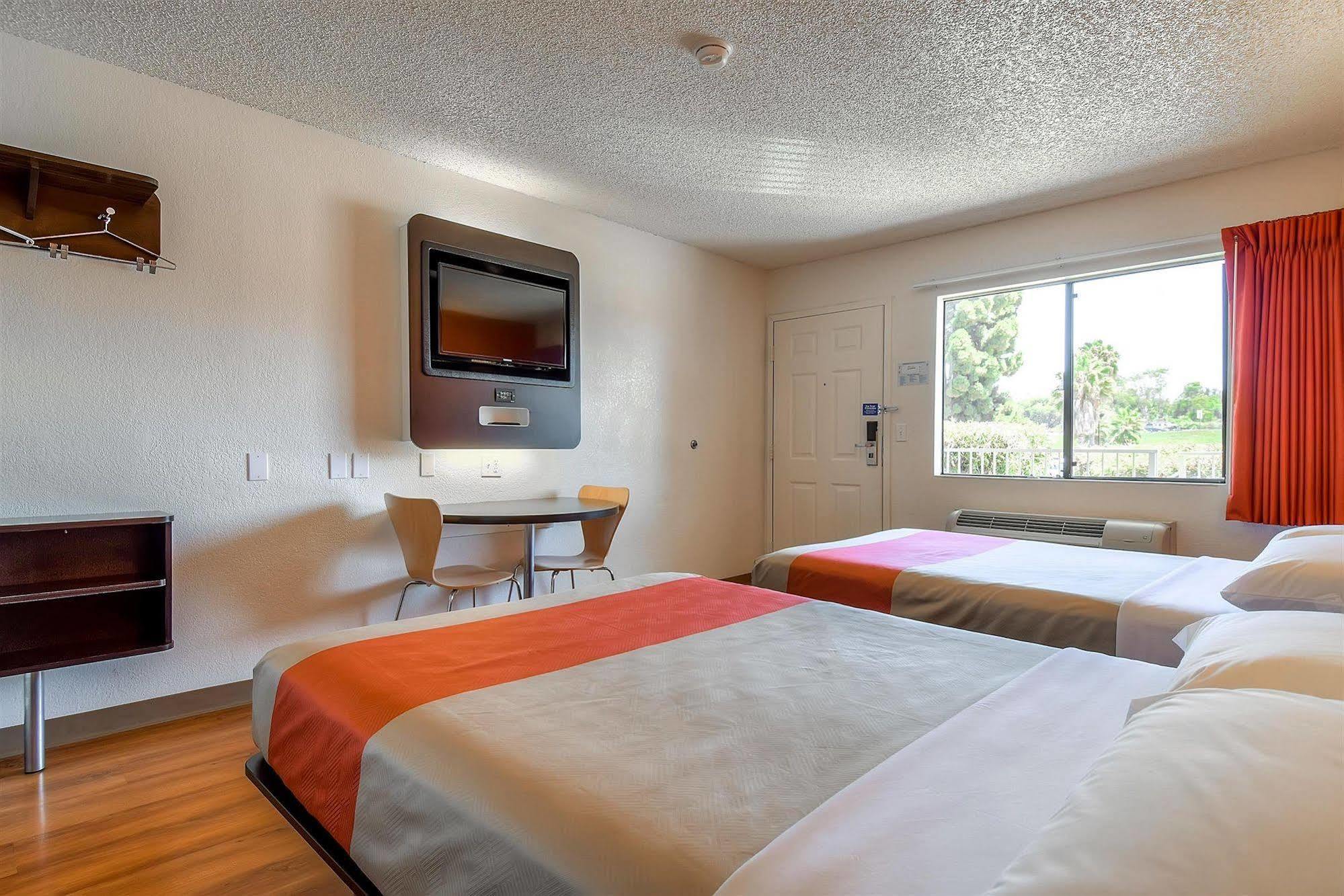 Motel 6-Carlsbad, Ca - Village Bagian luar foto