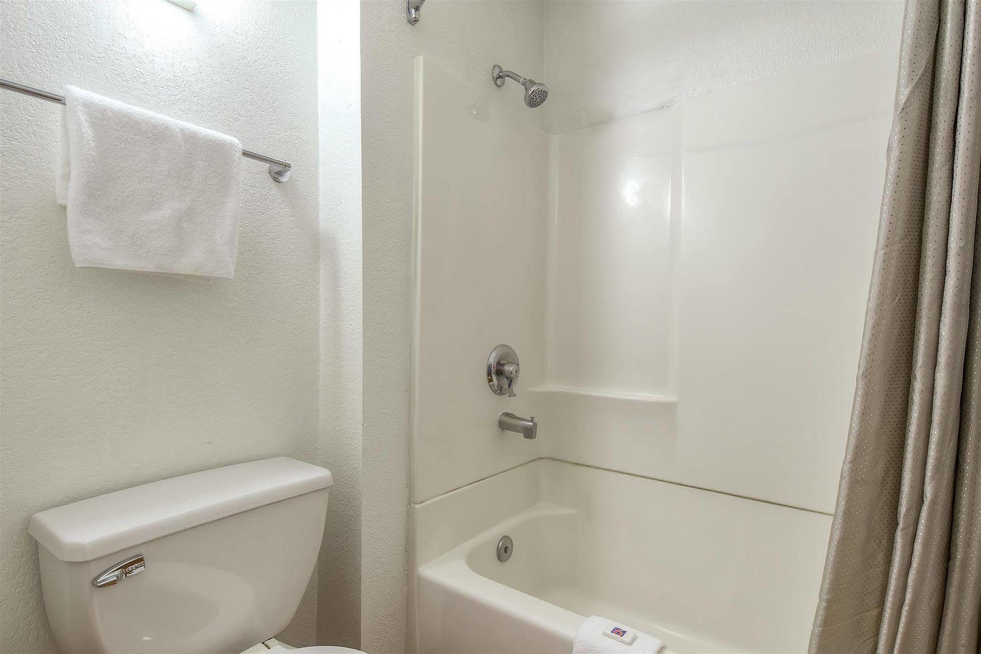 Motel 6-Carlsbad, Ca - Village Bagian luar foto