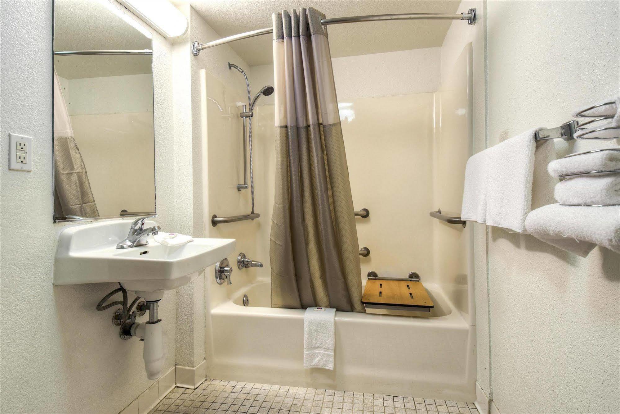 Motel 6-Carlsbad, Ca - Village Bagian luar foto
