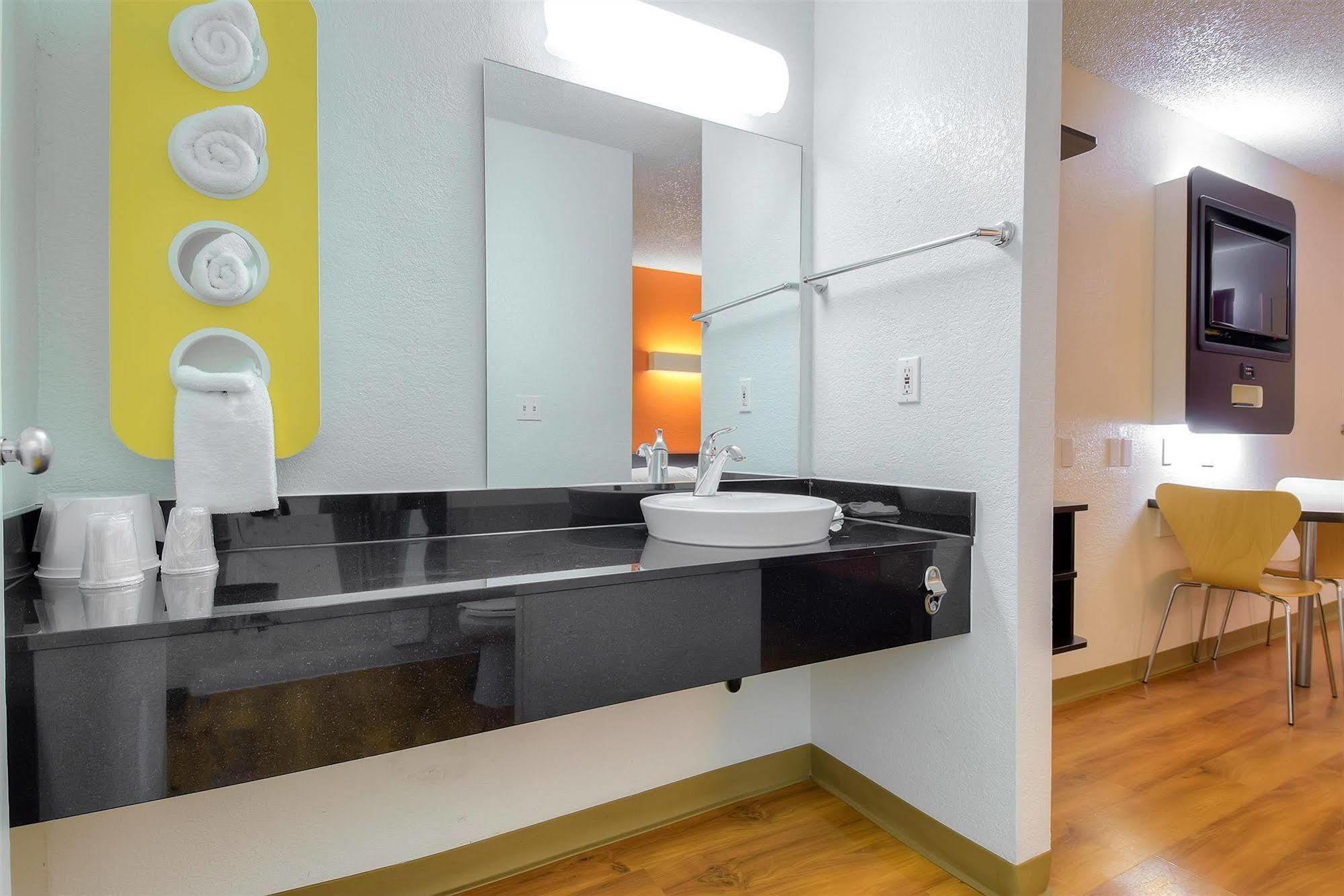 Motel 6-Carlsbad, Ca - Village Bagian luar foto