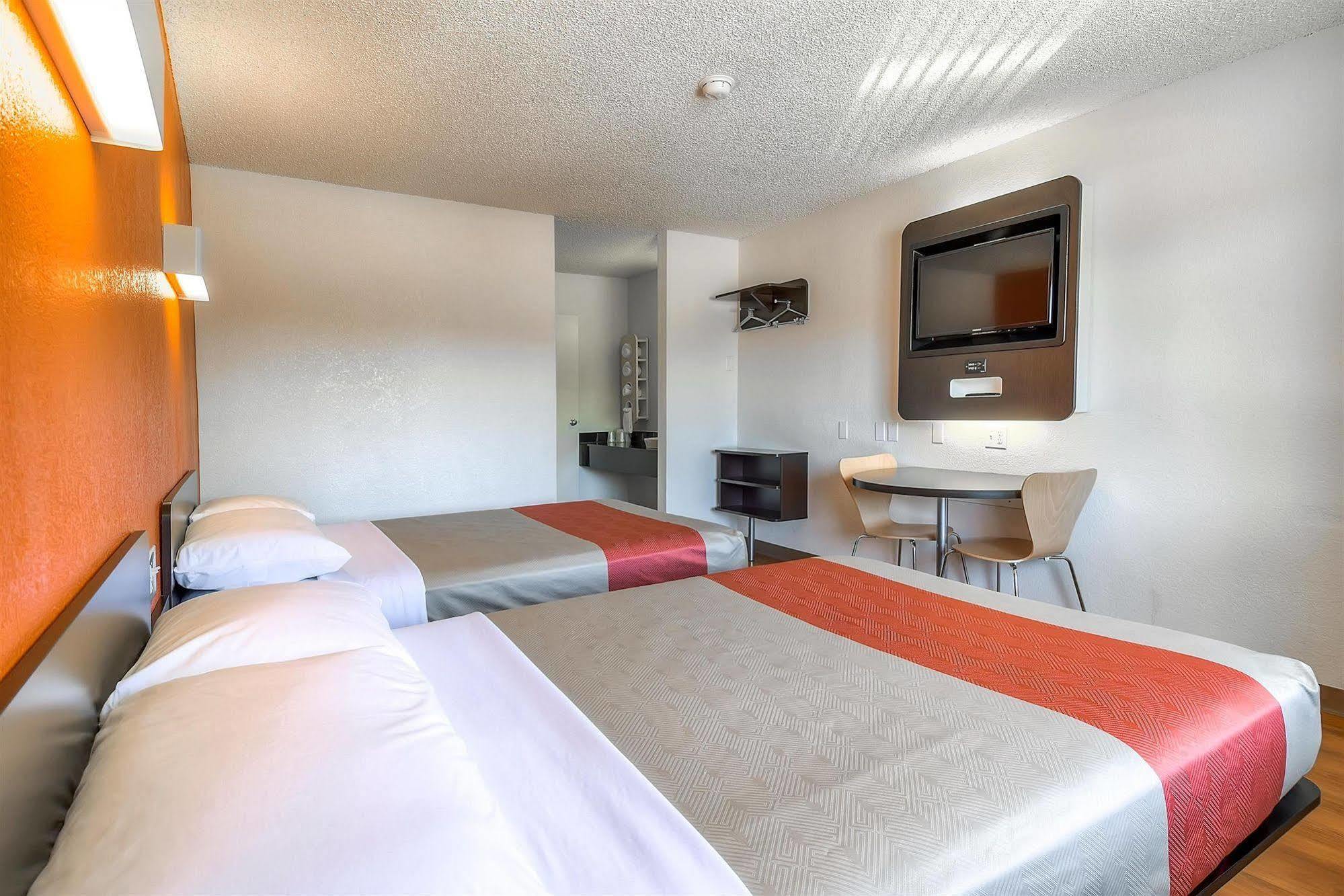 Motel 6-Carlsbad, Ca - Village Bagian luar foto