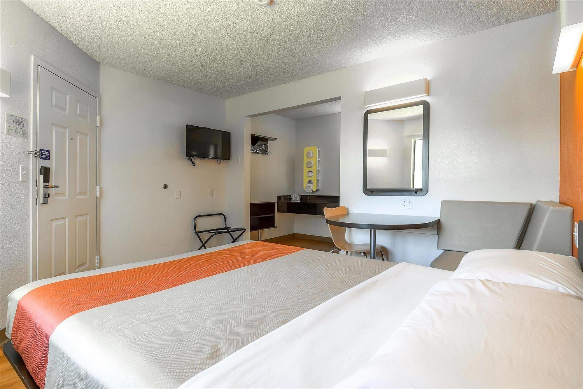 Motel 6-Carlsbad, Ca - Village Bagian luar foto